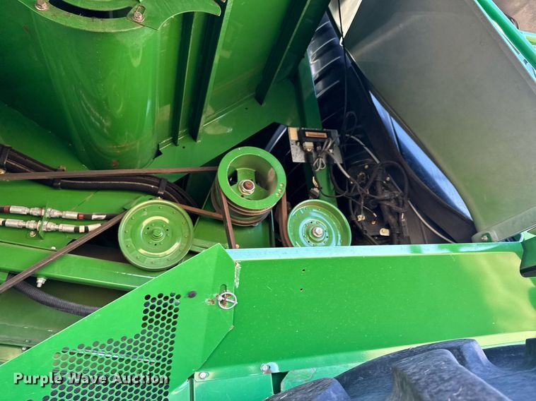 image for item LO9384 2013 John Deere S680S STS  combine