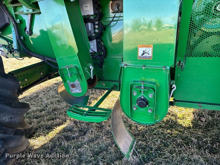 image for item LO9384 2013 John Deere S680S STS  combine