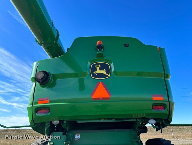 image for item LO9384 2013 John Deere S680S STS  combine