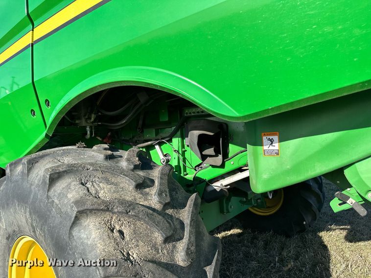image for item LO9384 2013 John Deere S680S STS  combine