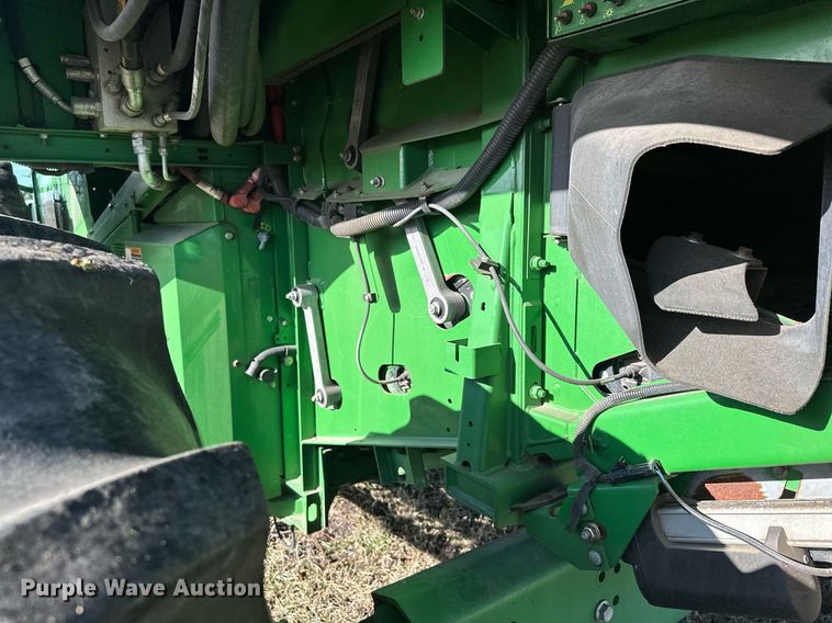 image for item LO9384 2013 John Deere S680S STS  combine