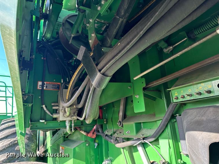 image for item LO9384 2013 John Deere S680S STS  combine