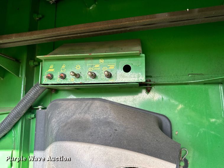 image for item LO9384 2013 John Deere S680S STS  combine