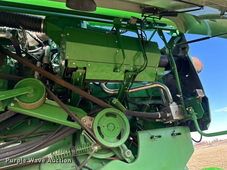 image for item LO9384 2013 John Deere S680S STS  combine