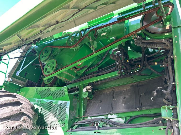image for item LO9384 2013 John Deere S680S STS  combine