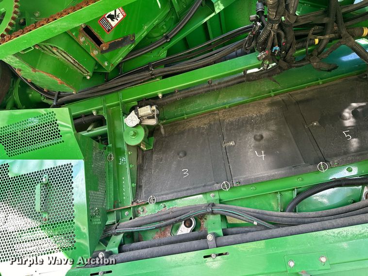 image for item LO9384 2013 John Deere S680S STS  combine