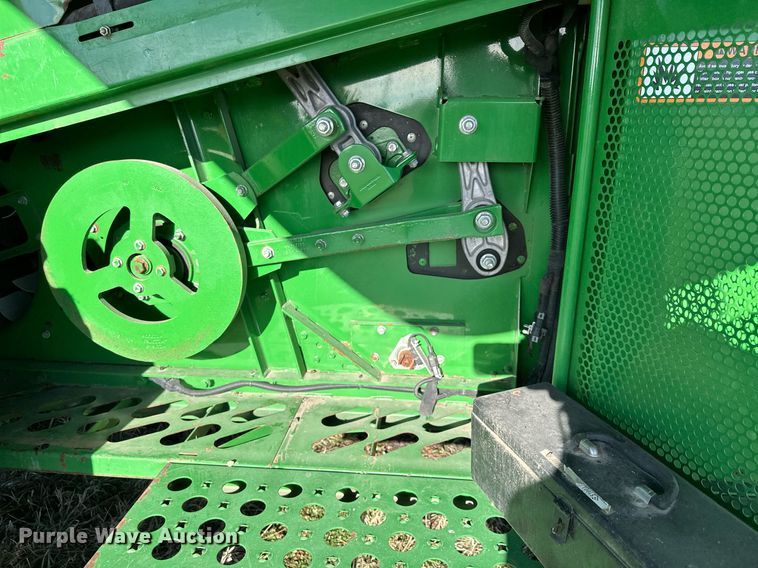 image for item LO9384 2013 John Deere S680S STS  combine