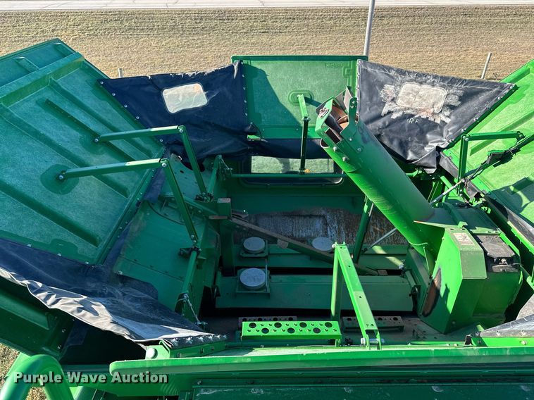 image for item LO9384 2013 John Deere S680S STS  combine