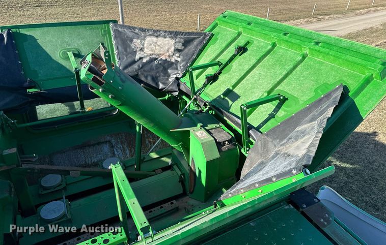 image for item LO9384 2013 John Deere S680S STS  combine
