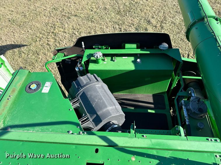 image for item LO9384 2013 John Deere S680S STS  combine