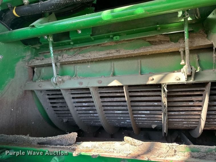 image for item LO9384 2013 John Deere S680S STS  combine