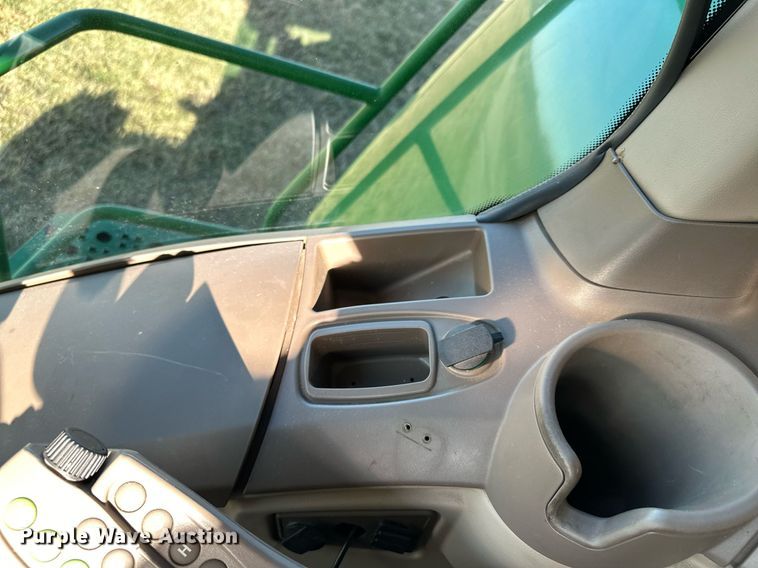 image for item LO9384 2013 John Deere S680S STS  combine