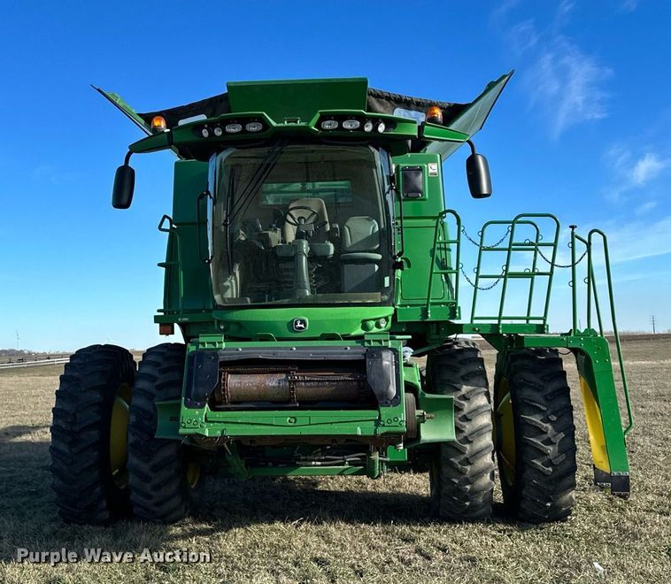 image for item LO9385 2013 John Deere S680S STS  combine