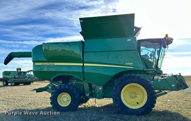 image for item LO9385 2013 John Deere S680S STS  combine