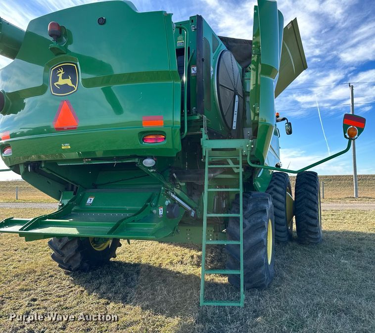 image for item LO9385 2013 John Deere S680S STS  combine