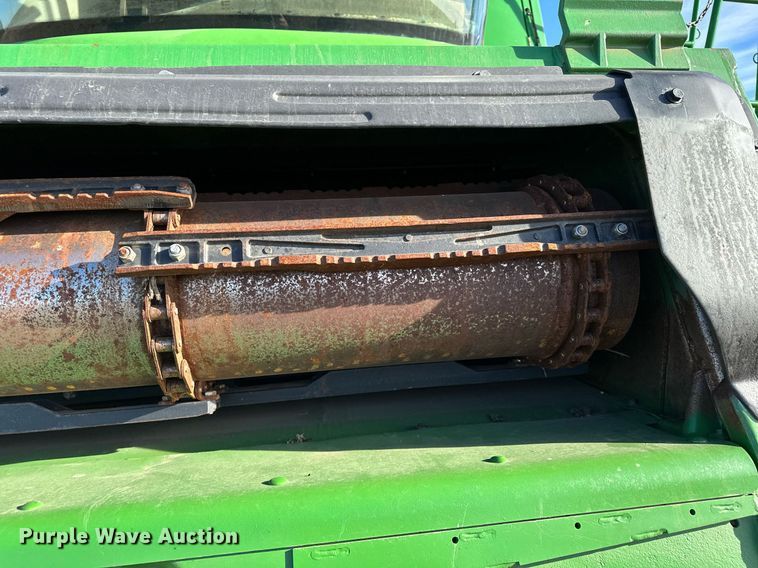 image for item LO9385 2013 John Deere S680S STS  combine