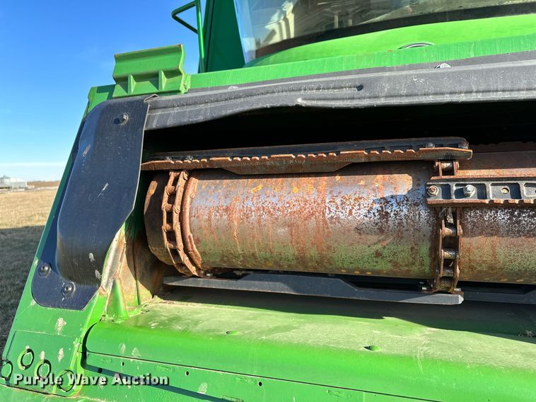 image for item LO9385 2013 John Deere S680S STS  combine