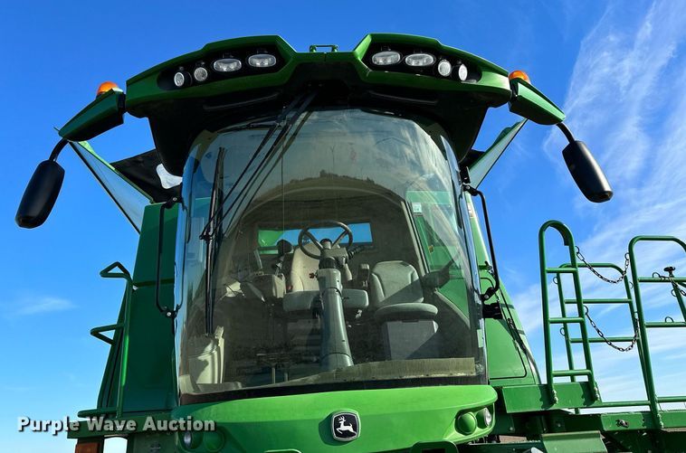 image for item LO9385 2013 John Deere S680S STS  combine