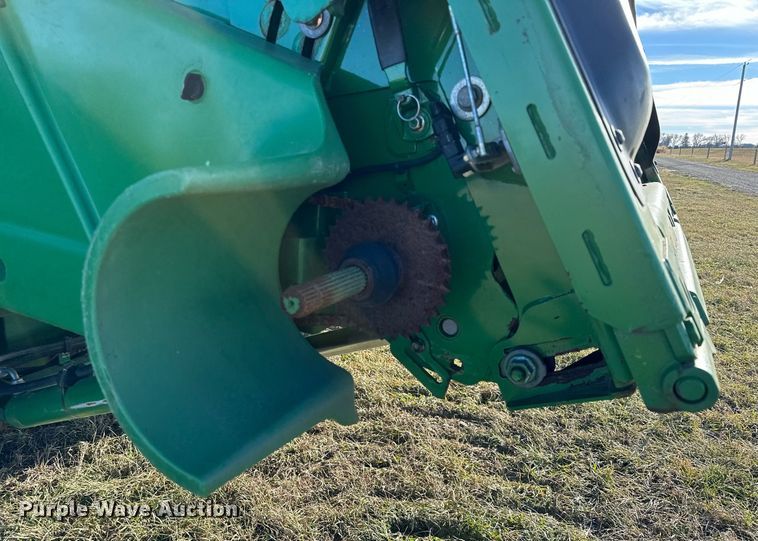 image for item LO9385 2013 John Deere S680S STS  combine