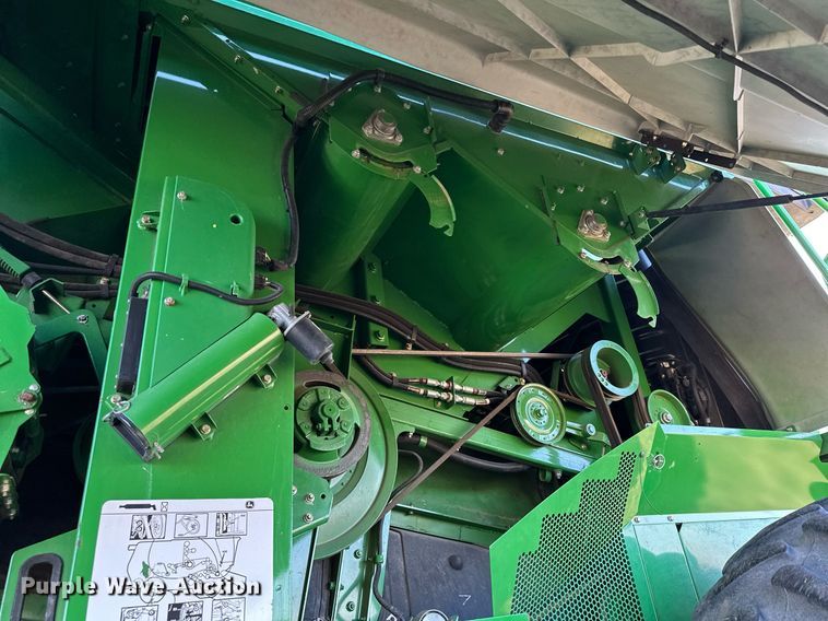 image for item LO9385 2013 John Deere S680S STS  combine