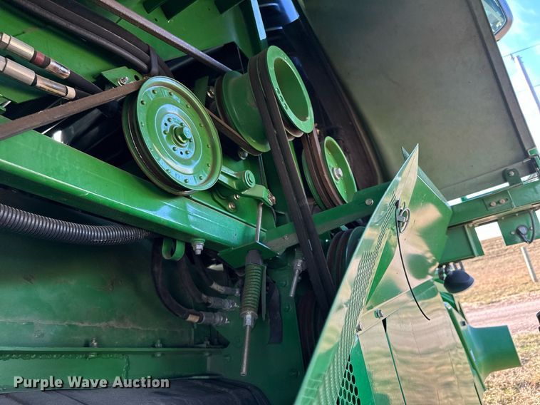 image for item LO9385 2013 John Deere S680S STS  combine