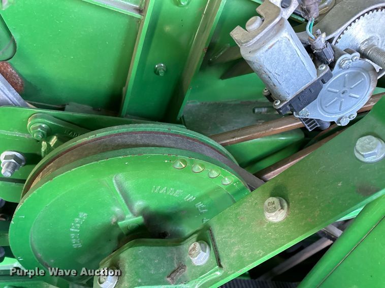 image for item LO9385 2013 John Deere S680S STS  combine