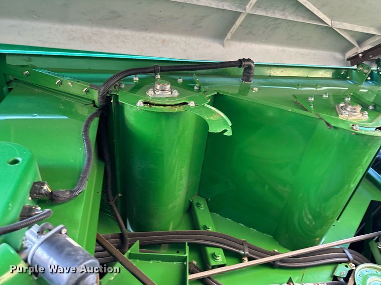 image for item LO9385 2013 John Deere S680S STS  combine