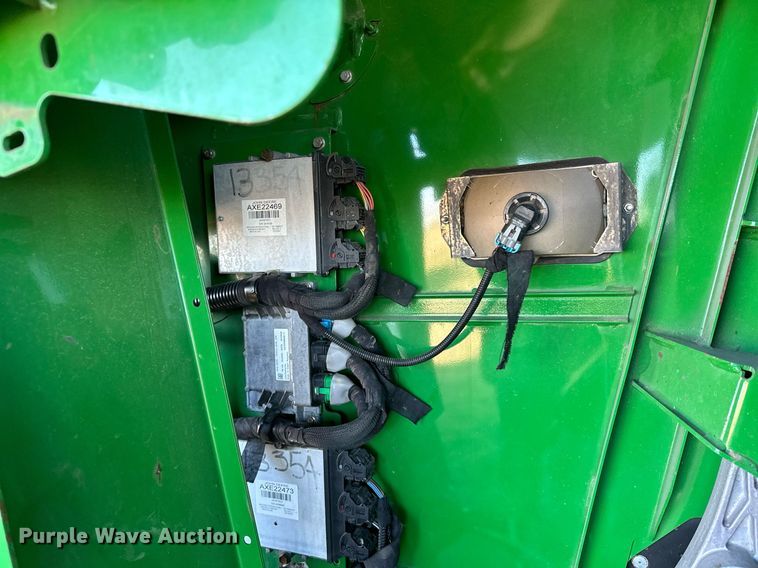 image for item LO9385 2013 John Deere S680S STS  combine