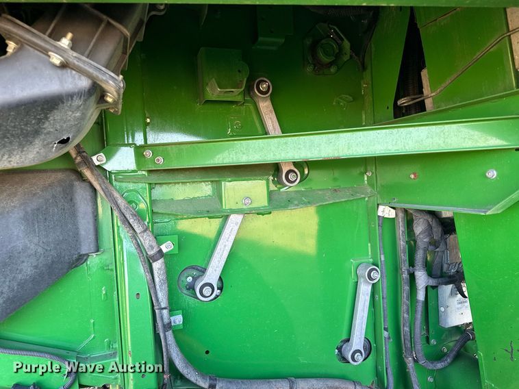 image for item LO9385 2013 John Deere S680S STS  combine