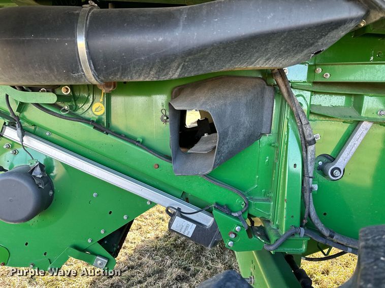 image for item LO9385 2013 John Deere S680S STS  combine