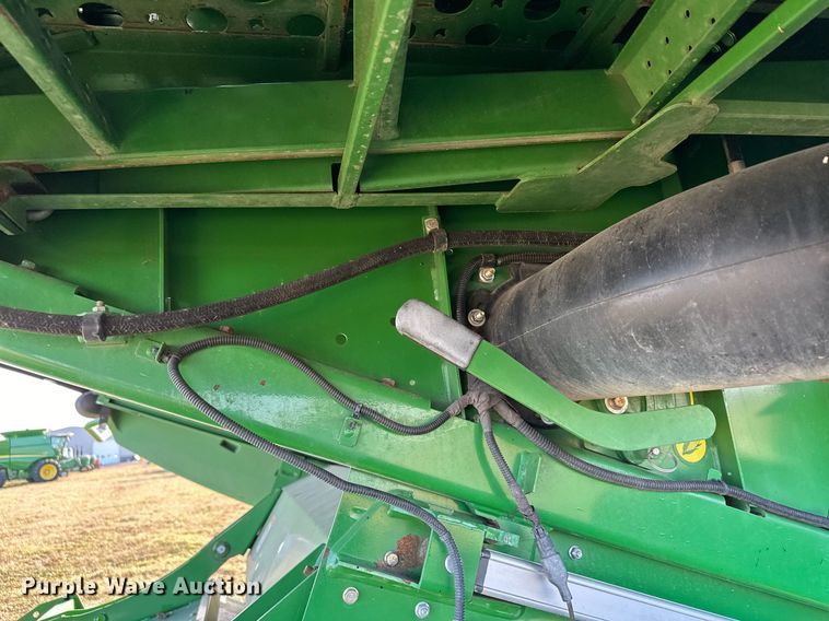 image for item LO9385 2013 John Deere S680S STS  combine