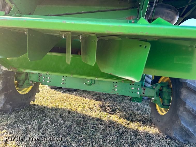 image for item LO9385 2013 John Deere S680S STS  combine