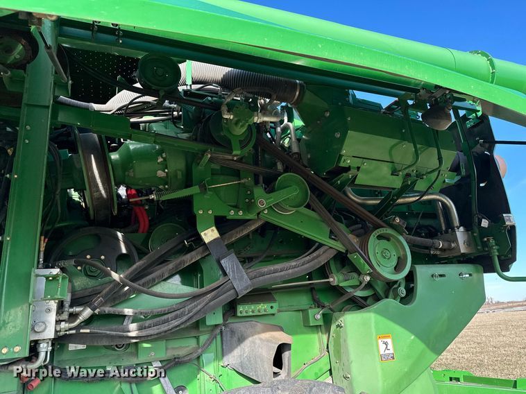 image for item LO9385 2013 John Deere S680S STS  combine