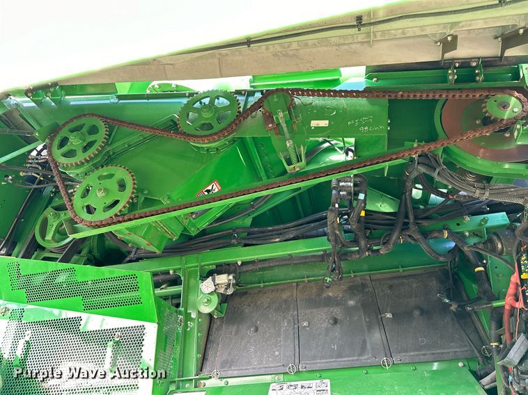 image for item LO9385 2013 John Deere S680S STS  combine