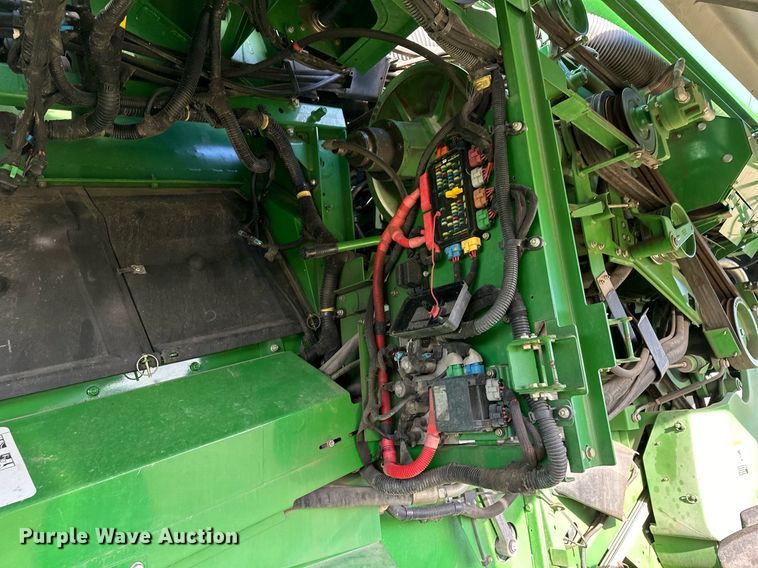 image for item LO9385 2013 John Deere S680S STS  combine