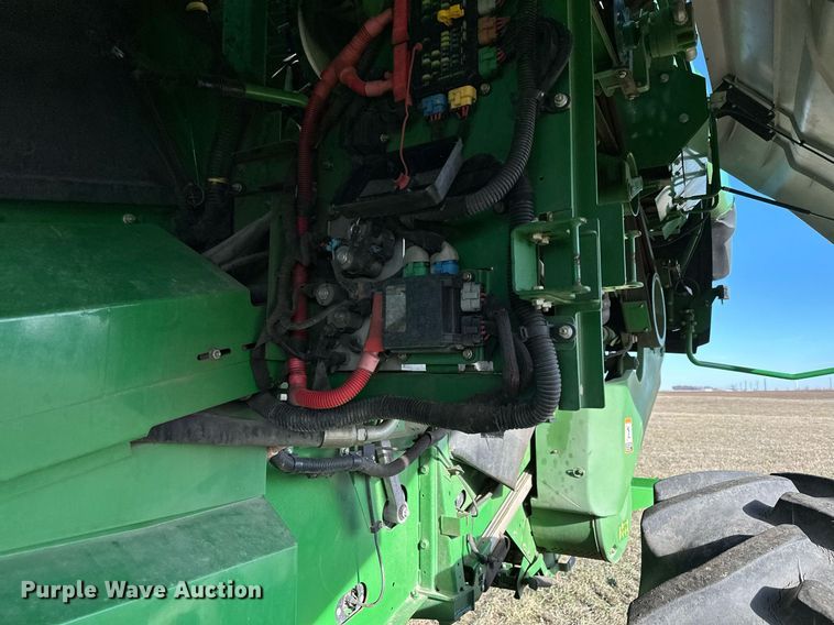 image for item LO9385 2013 John Deere S680S STS  combine