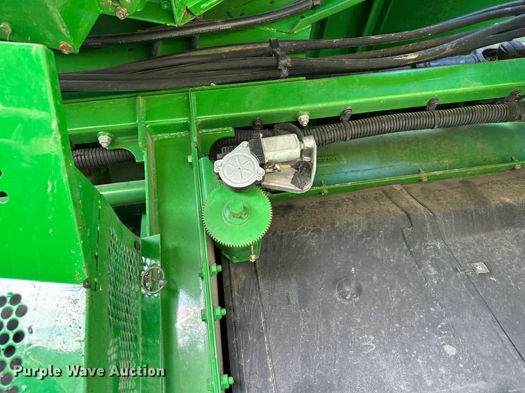 image for item LO9385 2013 John Deere S680S STS  combine