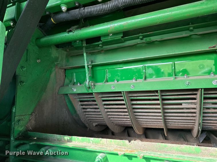 image for item LO9385 2013 John Deere S680S STS  combine