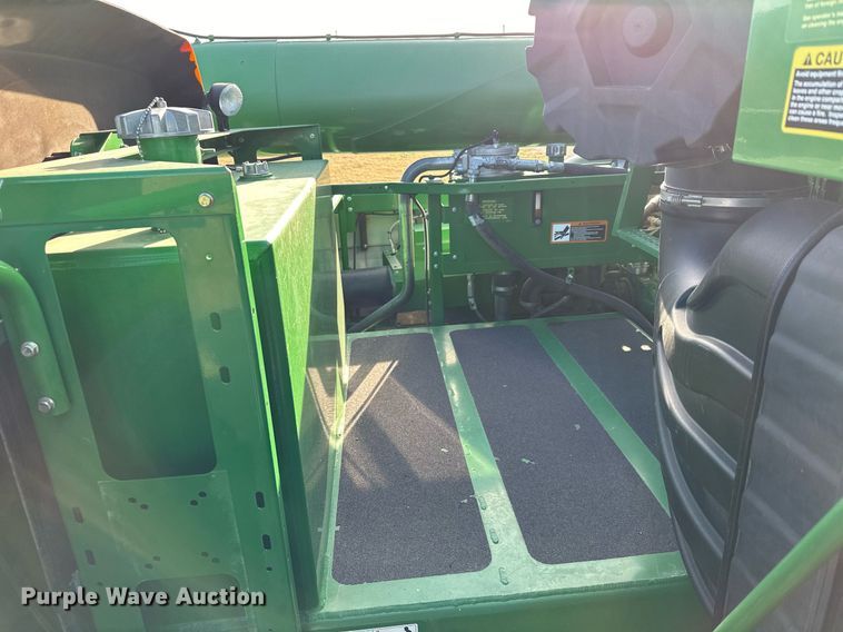 image for item LO9385 2013 John Deere S680S STS  combine