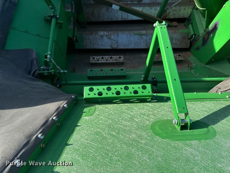 image for item LO9385 2013 John Deere S680S STS  combine