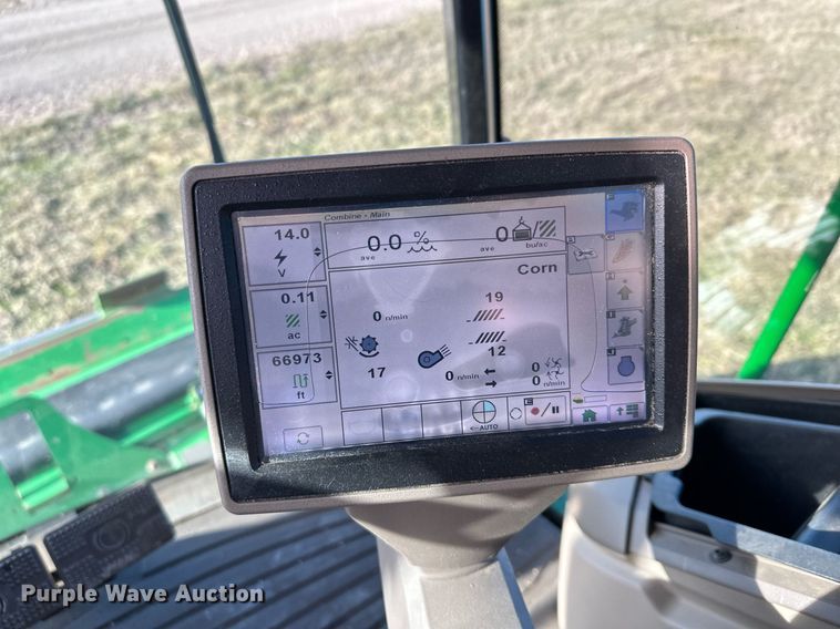 image for item LO9385 2013 John Deere S680S STS  combine