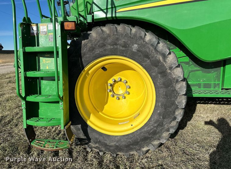 image for item LO9385 2013 John Deere S680S STS  combine