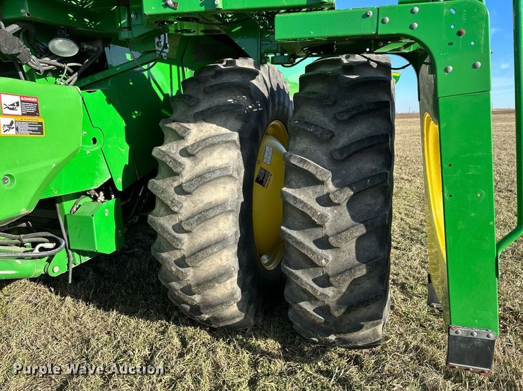 image for item LO9385 2013 John Deere S680S STS  combine