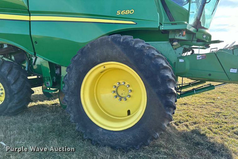 image for item LO9385 2013 John Deere S680S STS  combine
