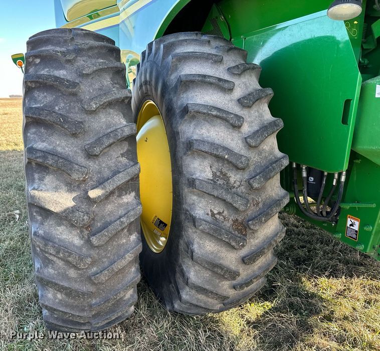 image for item LO9385 2013 John Deere S680S STS  combine