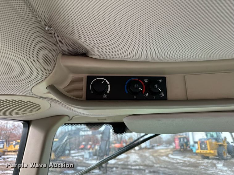 image for item LO9416 2011 John Deere 7330 Premium  MFWD tractor