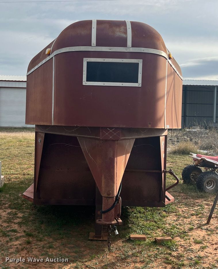 image for item LV9176 1990 DN  livestock trailer