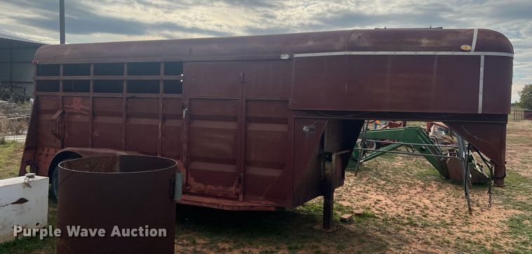 image for item LV9176 1990 DN  livestock trailer
