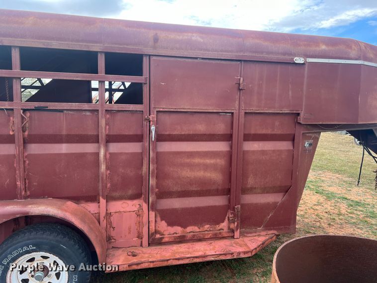 image for item LV9176 1990 DN  livestock trailer