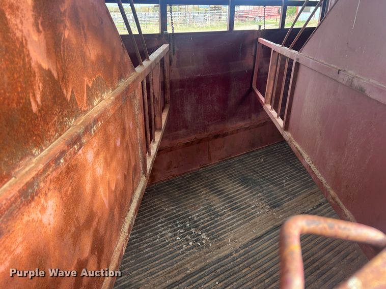 image for item LV9176 1990 DN  livestock trailer